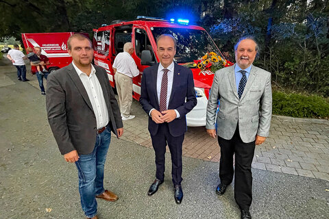 Landesrat Dr. Leonhard Schneemann (Mitte), mit Markt Allhaus 1. Vizebürgermeister Christoph Kovacs und Bezirkshauptmann der BH Oberwart, WHR Mag. Peter Bubik (v.l.) vor dem neuen Kommandofahrzeug der Freiwilligen Feuerwehr Markt Allhau.