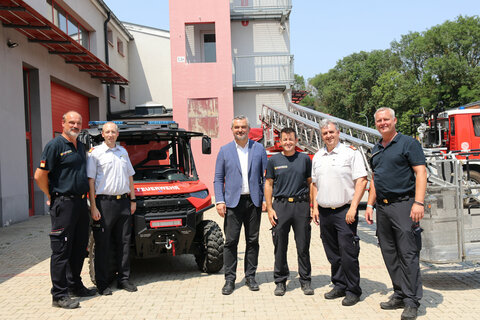 Landesfeuerwehrkommandant LBD Ing. Franz Kropf, der Leiter der Landesfeuerwehrschule, ABI Mag. Philipp Werderitsch, Feuerwehrreferent Landesrat Mag. Heinrich Dorner, die Landesfeuerwehrkommandant-Stellvertreter LBDS Harald Nakovich und LBDS Martin Reidl sowie BR Ing. Michael Hauser, MSc, mit dem neuen ATV und der Drehleiter.