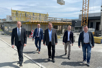 Wirtschaftslandesrat Leonhard Schneemann bei der Expansion des innovativen Betriebes HP-Trading im Gewerbegebiet Kemeten, mit Südburgenland-Manager Werner Unger, Geschäftsführer Erwin Hochwarter, Junior-Chef Michael Hochwarter und Bürgermeister Wolfgang Koller