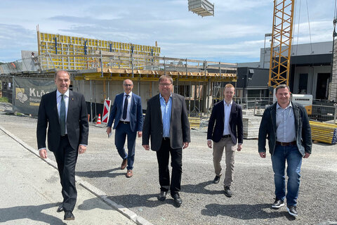 Wirtschaftslandesrat Leonhard Schneemann bei der Expansion des innovativen Betriebes HP-Trading im Gewerbegebiet Kemeten, mit Südburgenland-Manager Werner Unger, Geschäftsführer Erwin Hochwarter, Junior-Chef Michael Hochwarter und Bürgermeister Wolfgang Koller