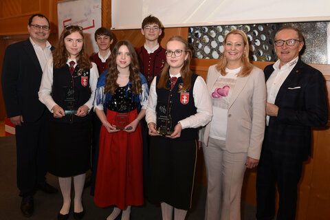 Landesrätin Mag.a (FH) Daniela Winkler (r.) überreichte gemeinsam mit Landesjugendreferent Márton Ilyés (l.) und Landesobmann DI Peter Reichstädter (r.) die Leistungsehrenzeichen in Gold an Hannah Sachslehner (Oboe, MV Andau), Philipp Egger (Trompete, Musik- und Kulturverein Jois), Sebastian Lercher (Horn, Musik- und Kulturverein Jois), Lena Göltl (Querflöte, Jugendtrachtenkapelle Frauenkirchen) und Sonja Rupp (Klarinette, Jugendtrachtenkapelle Frauenkirchen).