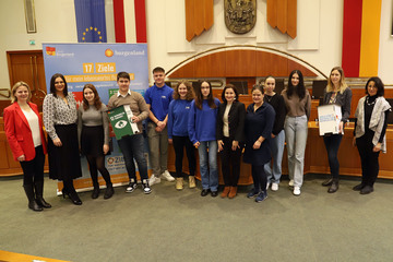 Landeshauptmann-Stv. Mag.a Astrid Eisenkopf (2.v.l.) und Angela Deutsch, BSc vom Hauptreferat Klima und Energie, Referat Energie und Klimaschutz im Land Burgenland (2.v.r.) mit den Schülerinnen und Schülern im Landtagssitzungssaal in Eisenstadt.