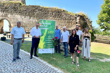 Landeshauptmann Hans Peter Doskozil mit Güssings Bürgermeister Vinzenz Knor, Kultur-Sommer-Intendant Frank Hoffmann sowie Musical-Güssing-Intendantin Marianne Resetarits und einigen Ensemble-Mitgliedern.