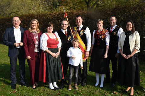 Landesobmann Peter Reichstädter (l.) und Landesrätin Daniela Winkler (2.v.l.) gratulierten dem Musikverein Deutschkreutz.