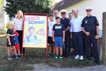 Verkehrslandesrat Heinrich Dorner, Bruno Stutzenstein, Bürgermeister von Stoob, Vertreter der AUVA und der Polizei setzen gemeinsam mit den Kindern ein Zeichen für sichere Schulwege.