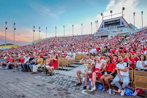 Rot-weiß-rote Fußballbegeisterung auf der Seebühne: An die 6.000 Fans sorgten beim Burgenland Public Viewing für ausgelassene Stimmung und echtes Stadionfeeling am Neusiedler See.
