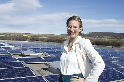Betriebsbesuch von Landeshauptmann-Stellvertreterin Anja Haider-Wallner bei Energy3000 in Müllendorf und Besichtigung der PV-Anlage.