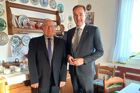 Jubilar Franz Takacs und Landesrat Leonhard Schneemann.