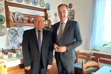 Jubilar Franz Takacs und Landesrat Leonhard Schneemann.