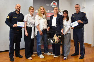 Gemeinsam gegen illegalen Welpenhandel: (v.l.n.r.) Oberst Thomas Fasching, Saskia Dauter und Birgitt Thiesmann (VIER PFOTEN), Landeshauptmann-Stellvertreterin Anja Haider-Wallner , Julia Eppinger (VIER PFOTEN), Landespolizeidirektor Mag. Martin Huber.