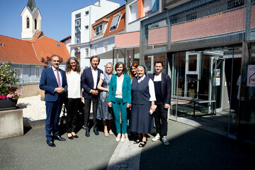 Landesrat Leonhard Schneemann (l.) gratulierte Geschäftsführerin Claudia Prenner (6.v.l.) und ihrem Team zum Jubiläum.