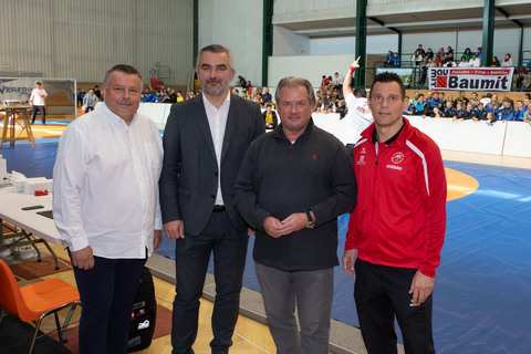 Sportlandesrat Heinrich Dorner, VIVA-Geschäftsführer Bernd Dallos (l.), Obmann des ASKÖ Ringersport VIVA Neufeld und Nationalteamtrainer Mario Schindler mit dem ÖRSV-Präsident Thomas Reichenauer im Sport Burgenland Landessportzentrum VIVA