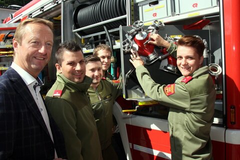 Landeshauptmann-Stellvertreter und Feuerwehrreferent Johann Tschürtz mit Viktoria Jagschich und einigen Kameraden der Feuerwehr.