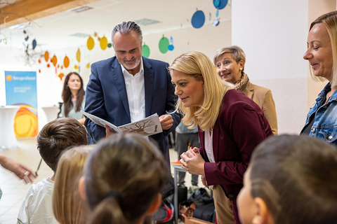LH Doskozil und Landesrätin Winkler bei der Übergabe der Blockflöten in der Volksschule Mattersburg