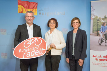 Landesrat Heinrich Dorner und Christine Zopf-Renner, Leiterin Mobilitätszentrale Burgenland, überreichten Viola Mayer einen Burgenland Gutschein über 200 Euro