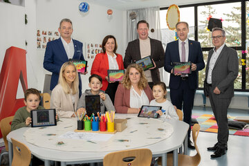 Gruppenbild im Rahmen der Übergabe von 50 IPads durch A1 an die Volksschule Schattendorf mit (stehend v.l.) A1 CEO Marcus Grausam, Direktorin Petra Leitgeb, BEd MA, Bürgermeister Thomas Hoffmann, Landesrat Dr. Leonhard Schneemann, Schulqualitätsmanager Franz Bock sowie (vorne sitzend v.l.) die Lehrerinnen Christina Karner, BEd MA und Stephanie Penzes, BEd MA mit Schülerinnen und Schülern.