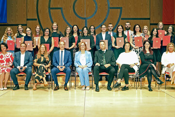 Landesrat Dr. Leonhard Schneemann (4.v.l.) überreichte gemeinsam mit Direktorin DGKP Gabriele Ehrenhöfer, MSC (5.v.l.) die Diplome. Die 19 Diplomantinnen und Diplomanten freuten sich gemeinsam mit den Lehrerinnen und Lehrern sowie Ehrengästen über die Verleihung ihres Diploms.