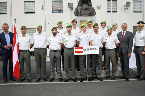 Landesrat Mag. Heinrich Dorner (2.v.l.) mit dem Österreichischen Team sowie Güssings Bürgermeister Vinzenz Knor (3.v.r.), Burgenlands Militärkommandant und "CSIM"-Präsident Österreichs, Brigadier Mag. Gernot Gasser (2.v.r.) und Kommandant Oberst Christian Luipersbeck vom Jägerbataillon 19 in Güssing (r.).
