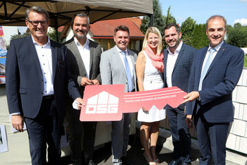 OSG-Direktor Dr. Alfred Kollar (Oberwarter Siedlungsgenossenschaft), Landesrat Mag. Heinrich Dorner, Bürgermeister, GVV-Präsident Erich Trummer, Betreiber Franz Drescher (3.v.r.) mit Freundin Daniela Reumann (4.v.l.) und Landesrat Dr. Leonhard Schneemann (v.l.) bei der Schlüsselübergabe.