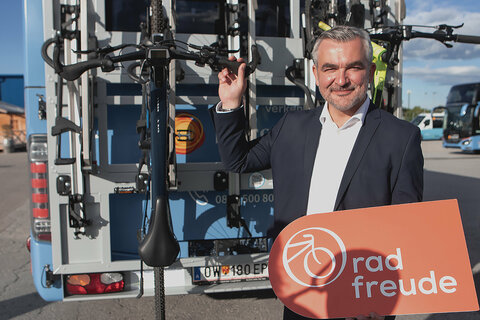Landesrat Heinrich Dorner informiert über das neue Angebot zur Fahrradmitnahme auf der Linie B2.