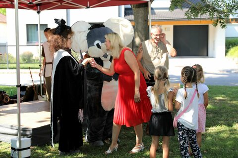 Landesrätin Mag.a (FH) Daniela Winkler (vorne Mitte) mit Gruselhexe Griselda (vorne l) beim Stop von „Forfel25 on tour“ in Mönchhof;