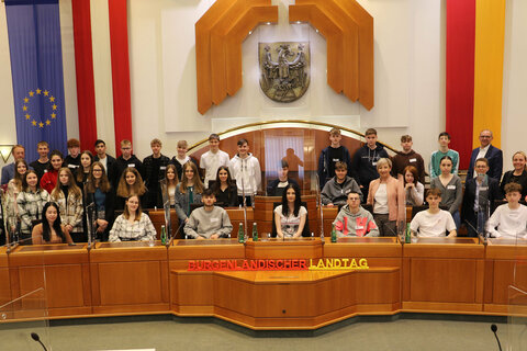 Landtagspräsidentin Verena Dunst mit den Schülerinnen und Schülern der HAK Mattersburg sowie ihrem Direktor Prof. Mag. Andreas Hackstock und Prof.in Mag.a Gabriele Hamp-Levonyak sowie den Vertreterinnen des Landtages, Claudia Schlager, Mag.a Regina Petrik, Johann Tschürtz und DI Julia Wagentristl BSc.