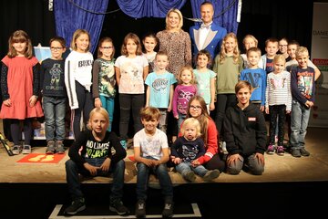 LR Daniela Winkler, Zauberer Dieter und die Kinder im KUZ in Eisenstadt (v.l.).