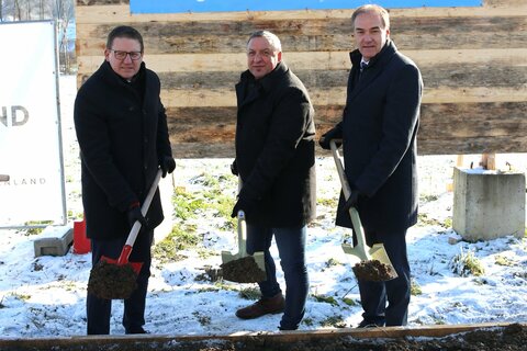 LIB-Geschäftsführer Gerald Goger, Bürgermeister Helmut Sampt, Soziallandesrat Leonhard Schneemann