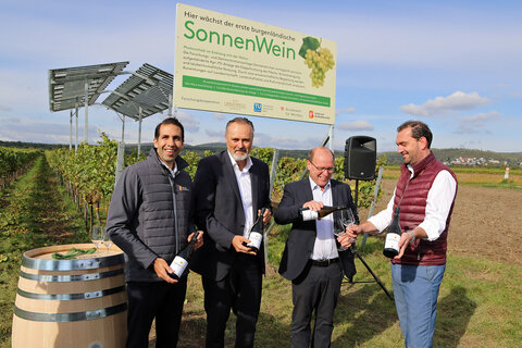 Vorgeschmack auf den ersten burgenländischen SonnenWein, der bereits 2022 gekeltert werden wird. V.l.: EB-Vorstand Dr. Stephan Sharma, LH Mag. Hans Peter Doskozil, Winzer Andreas Liegenfeld, und Weintourismus Burgenland-Obmann Mag. Herbert Oschep