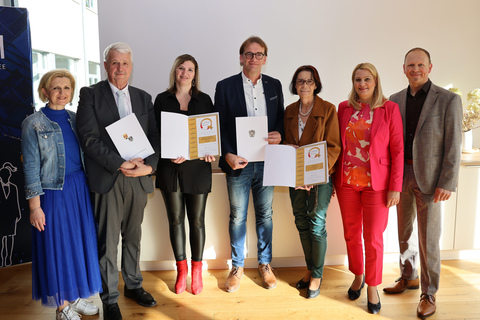 Bildungslandesrätin Mag.a (FH) Daniela Winkler verlieh gemeinsam mit Bildungsdirektor-Stellvertreterin und Leiterin des Präsidialbereichs der Bildungsdirektion Burgenland, wHRin Mag.a Sandra Steiner und Fachinspektor Mag. Harald Ziniel die Schulsportgütesiegel sowie Auszeichnungen um den Schulsport verdiente Lehrpersonen.