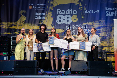 Das See Opening 2025 im Burgenland hat einmal mehr seine Bedeutung als Saisonauftakt unter Beweis gestellt. Trotz durchwachsenen Wetters am ersten Wochenende und eines verregneten Sonntags zum Abschluss genossen heuer wieder mehr als 45.000Besucher:innen das vielfältige Programm und die einzigartigen Kulissen des Neusiedler Sees und Neufelder Sees.