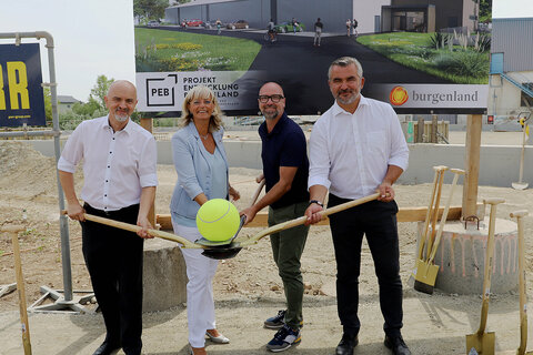 Landesrat Heinrich Dorner (r.) mit Bürgermeisterin Elisabeth Böhm (2.v.l.), Vizebürgermeister Heinz Josef Zitz (l.) und UTC-Obmann Thorsten Aumüller (2.v.r.) beim Spatenstich der neuen Tennishalle in Neusiedl am See.
