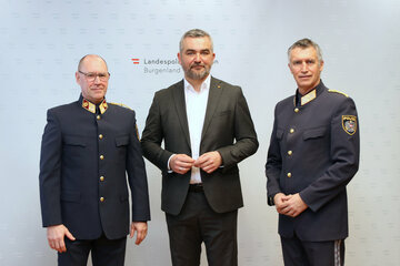 Präsentierten einen Rückblick auf das Jahr 2022 und Schwerpunkte für 2023 im Bereich der Verkehrssicherheit im Burgenland: Oberst Andreas Stipsits, Leiter der Landesverkehrsabteilung (LVA), Verkehrslandesrat Heinrich Dorner, Landespolizeidirektor Mag. Martin Huber (v.l.)