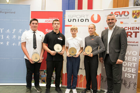Landesrat Heinrich Dorner gratulierte den GewinnerInnen der „Wolfgang Mesko Talente-Trophy“ 2022 Lea Haider-Maurer (2.v.r.), Ricardo Bauer (3.v.l.), Christopher Szentkiralyi (2.v.l.) und Pascal Kratochwil (l.)