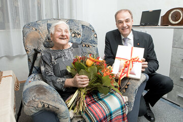 Landesrat Dr. Leonhard Schneemann mit Jubilarin Julia Krkoschka (v.r.).