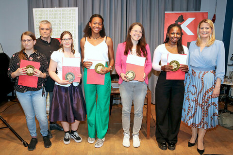 Jugendlandesrätin Daniela Winkler und Jugendanwalt Christian Reumann mit den anwesenden PreisträgerInnen des Literaturwettbewerbs „Goldenes Kleeblatt gegen Gewalt 2021“. V.l.: Jugend-Sonderpreisträgerin Olga Nora Rupp aus Kleinwarasdorf, Jugendanwalt Christian Reumann, ex aequo-Drittplatzierte Nora Braun aus Purkersdorf, Jugend-Sonderpreisträgerin Tabite Konde aus Traismauer, Zweitplatzierte Mag.a Birgit Hofmann-Neuhold aus Oberschützen, erste Preisträgerin Malak Aderounmu aus Ober-Ramstadt in Deutschland, LRin Mag.a (FH) Daniela Winkler