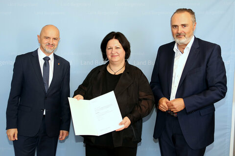 Landeshauptmann Hans Peter Doskozil und Bildungsdirektor Heinz Josef Zitz (li.) mit der neuen Direktorin am ZBG Oberwart Prof.in Mag.a Iris Zsoter Bakk.