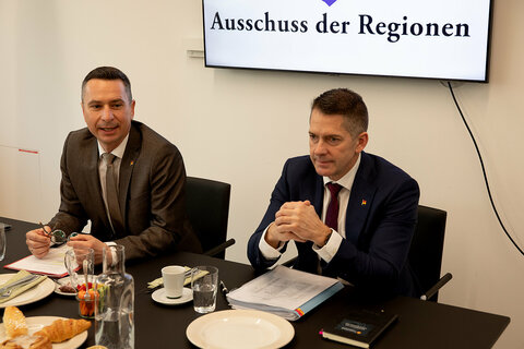 LAbg. Robert Hergovich, stellvertretend für LH Hans Peter Doskozil im AdR, und Mag. Rainer Winter, zuständig für Europa und Internationales im Amt der Burgenländischen Landesregierung.