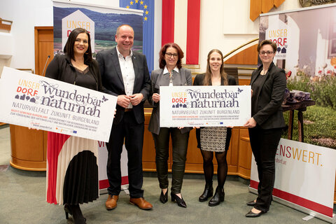 Landeshauptmann-Stellvertreterin Astrid Eisenkopf, Obfrau des Vereins UNSER DORF, mit LAbg. Johannes Mezgolits und Vizebürgermeisterin Monika Graf-Rohrer (Donnerskirchen), Vizebürgermeisterin Anja Tröllinger (Breitenbrunn) und Marlene Hrabanek-Bunyai, Geschäftsführerin Verein UNSER DORF