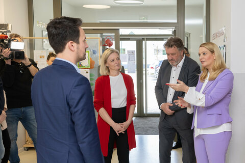 (v.l.) Bildungsminister Christoph Wiederkehr, Bürgermeisterin LAbg. Rita Stenger, Bildungsdirektor Alfred Lehner und Landesrätin Daniela Winkler bei einem Rundgang durch den Bildungscampus Siegendorf.