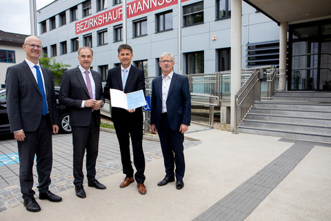 Landesamtsdirektor Mag. Ronald Reiter, MA, Landesrat Dr. Leonhard Schneemann, Jennersdorfs Bezirkshauptmann Mag. Harald Dunkl und dessen Vorgänger WHR DDr. Hermann Prem (v.r.) vor der Bezirkshauptmannschaft in Jennersdorf.