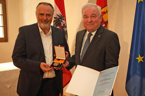 Landeshauptmann Hans Peter Doskozil ehrte den Steirischen Landeshauptmann außer Dienst, Hermann Schützenhöfer mit dem Komturkreuz des Landes Burgenland.