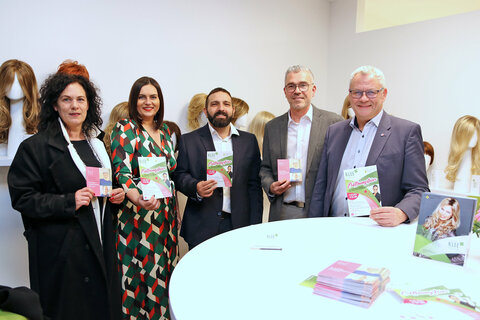 Eröffnung des ersten Perückenstudios des Burgenlandes. V.l.: Vize-Bgm.in Charlotte Toth-Kanyak, LH-Stv.in Mag.a Astrid Eisenkopf, Sascha Stevanovic, Christoph Klee, Bgm. Mag. Thomas Steiner