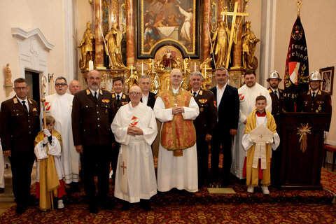 Dr. Pius Maurer OCist, Abt des Stiftes Lilienfeld (7.v.r.) zelebrierte die Heilige Messe in der Pfarrkirche Maria Himmelfahrt in Klostermarienberg.