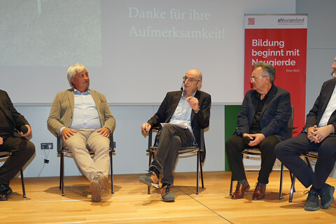 Historiker Gerhard Baumgartner, Attila Somogyi, Vorsitzender des Volksgruppenbeirats für die ungarische Volksgruppe, Walter Reiss (Moderation), Emmerich Gärtner-Horvath, Vorsitzender des Volksgruppenbeirats der Roma, und Josef Buranits, Präsident des Kroatischen Kulturvereins im Burgenland bei der Podiumsdiskussion. Bildquelle: PPH Burgenland