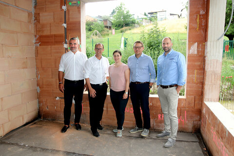 Landesrat Mag. Heinrich Dorner, Bürgermeister Ing. Andreas Gradwohl, DI Melanie Piskernik (Projektentwicklung Burgenland, PIB), Univ.Prof. Dipl.-Ing. Dr. Gerald Goger, Geschäftsführer Landesimmobilien Burgenland (LIB) und Jürgen Bischof (Bauleiter Firma Swietelsky) bei der Baustellenbesichtigung.