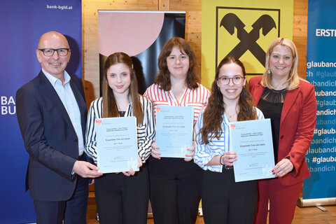 Landesrätin Mag.a (FH) Daniela Winkler und Landesmusikschulreferent Gerhard Gutschik, Geschäftsführer Burgenländisches Musikschulwerk, mit den Preisträgerinnen der Jenö Takács Stipendien „young artists“ für Ensembles Nina Reichl (Klarinette), Hannah Sachslehner (Oboe) und Emily Sattler (Flöte) vom Trio con Pepe.