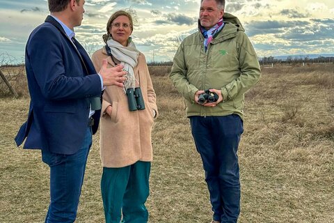 Die Tiere rund um Herdenchef “Krümel” genossen die Aufmerksamkeit und zahlreiche Streicheleinheiten von Landeshauptmann-Stellvertreterin Anja Haider-Wallner und dem oberösterreichischen Umwelt-Landesrat Stefan Kaineder.
