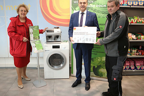 Soziallandesrat Leonhard Schneemann, Volkshilfepräsidentin Verena Dunst und Werner Aminger vom Burgenländischen Schulungszentrums (BUZ) stellten am 08. April 2022 das Projekt „RepaServ“ im Sonnenmarkt Oberwart vor