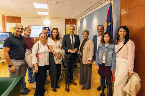 Auch im Büro von Landesrat Leonhard Schneemann (Mitte) herrschte reger Betrieb – zahlreiche Besucherinnen und Besucher nutzten die Gelegenheit zum persönlichen Austausch.
